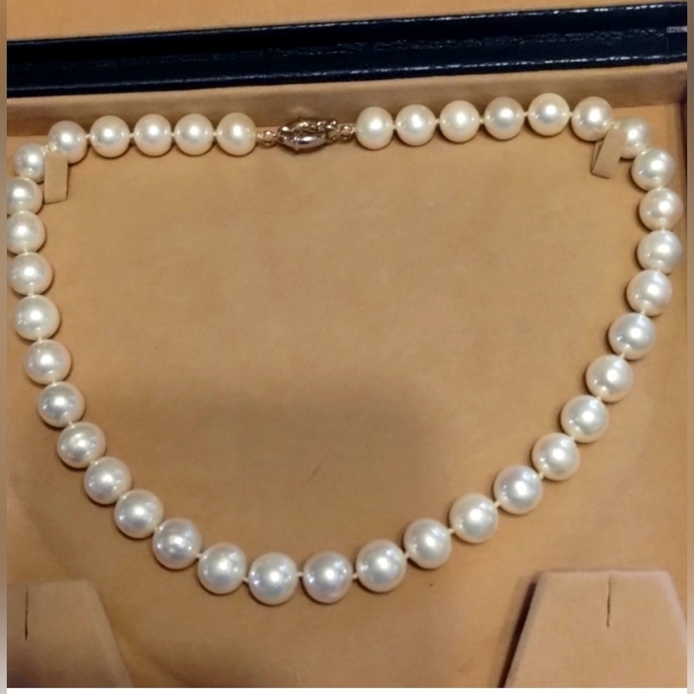 18” White Cultered Pearls. 11mm Pearls Full of Luster.